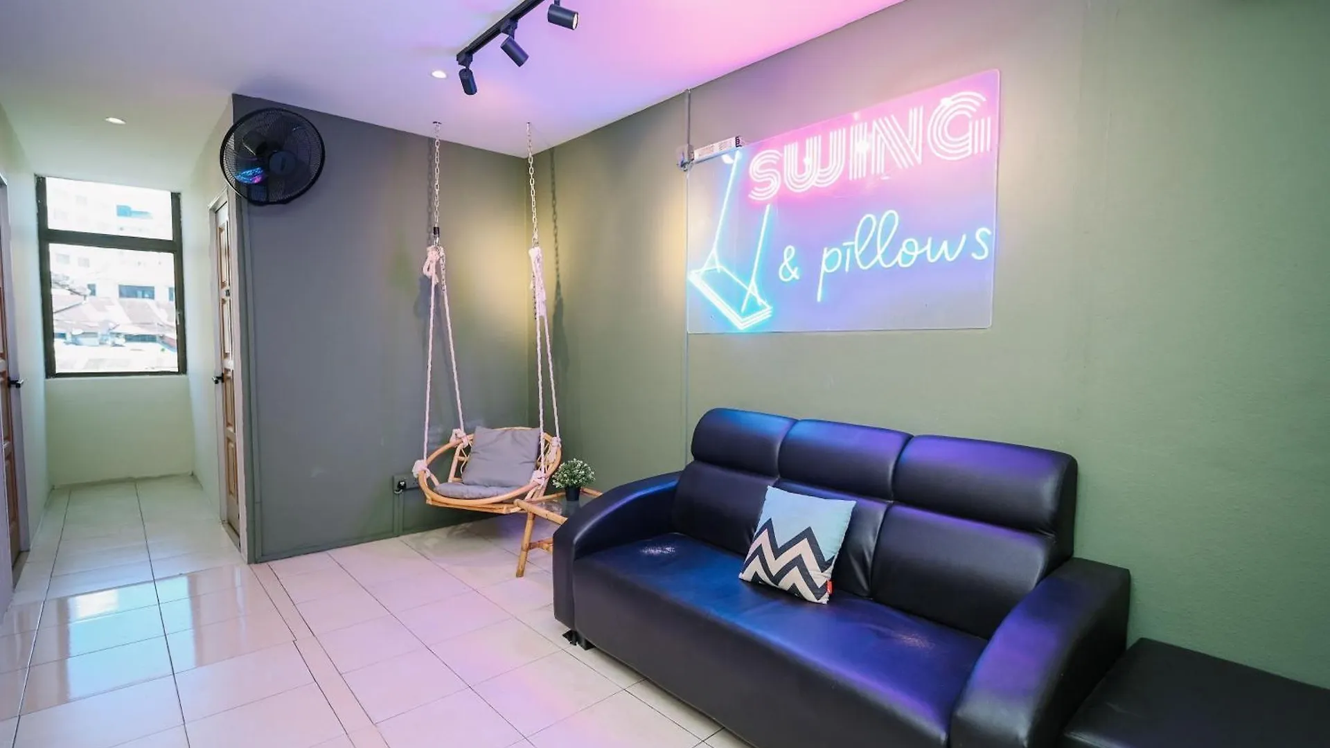Hostel Swing & Pillows @ Malabar Τζωρτζ Τάουν